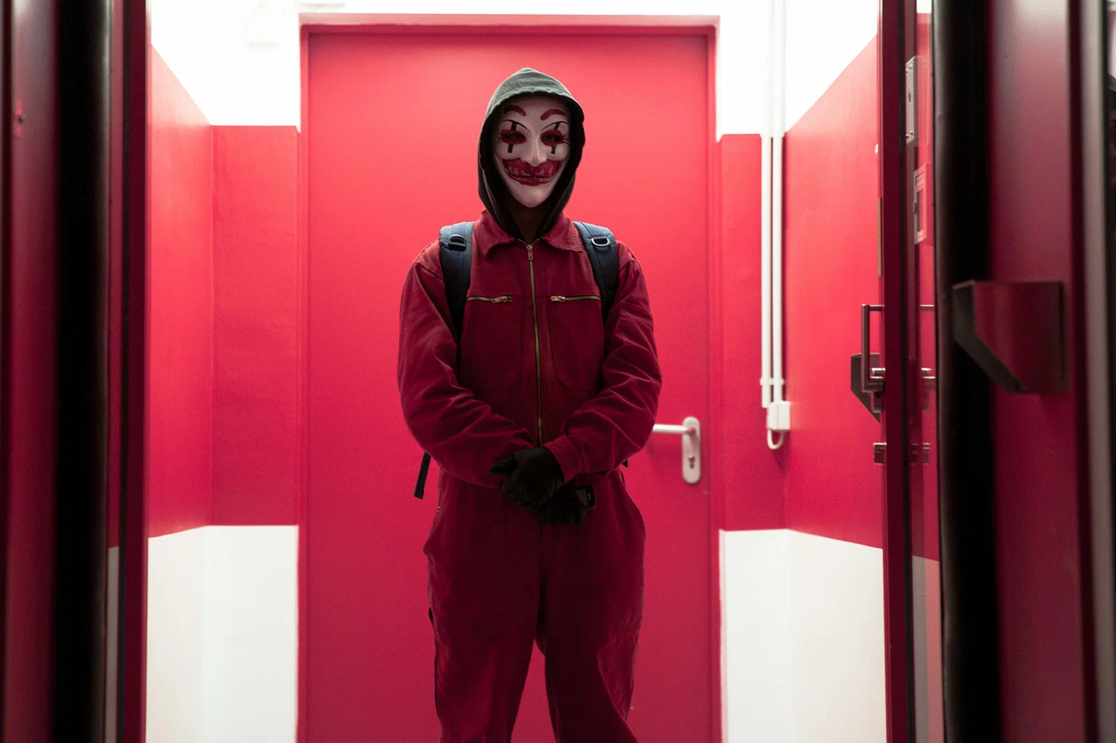 Кадр из фильма «Кто я». Человек в маске клоуна в зловещем красном освещении