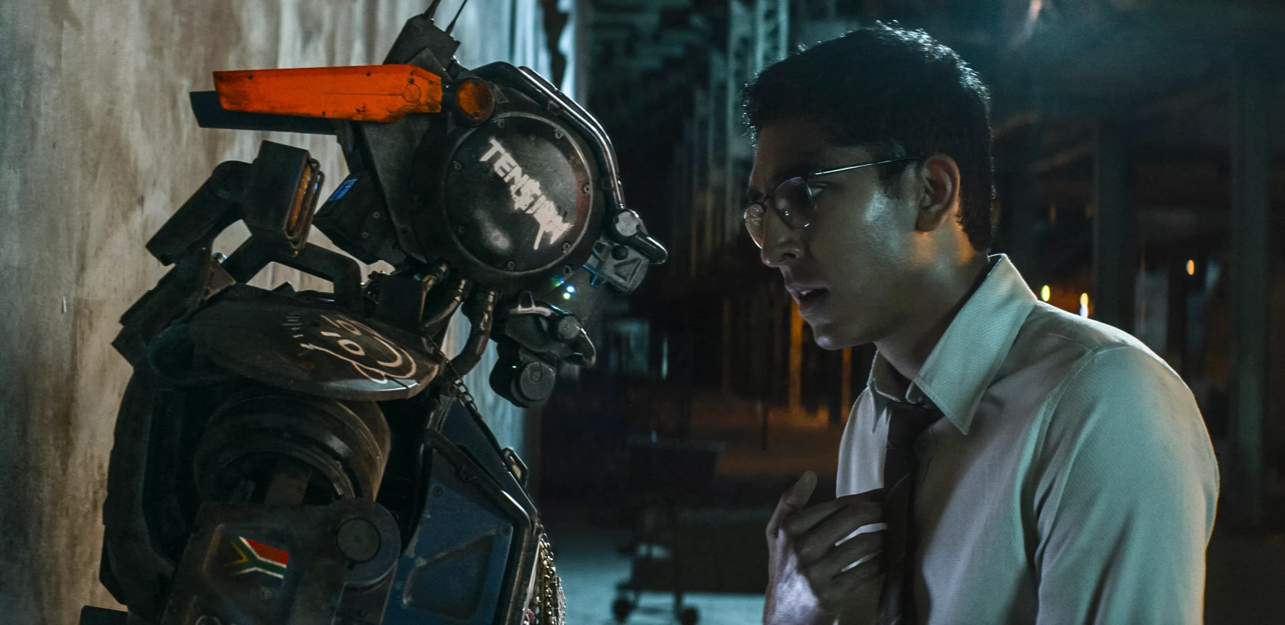 Кадр из фильма «Робот по имени Чаппи». Робот и человек общаются