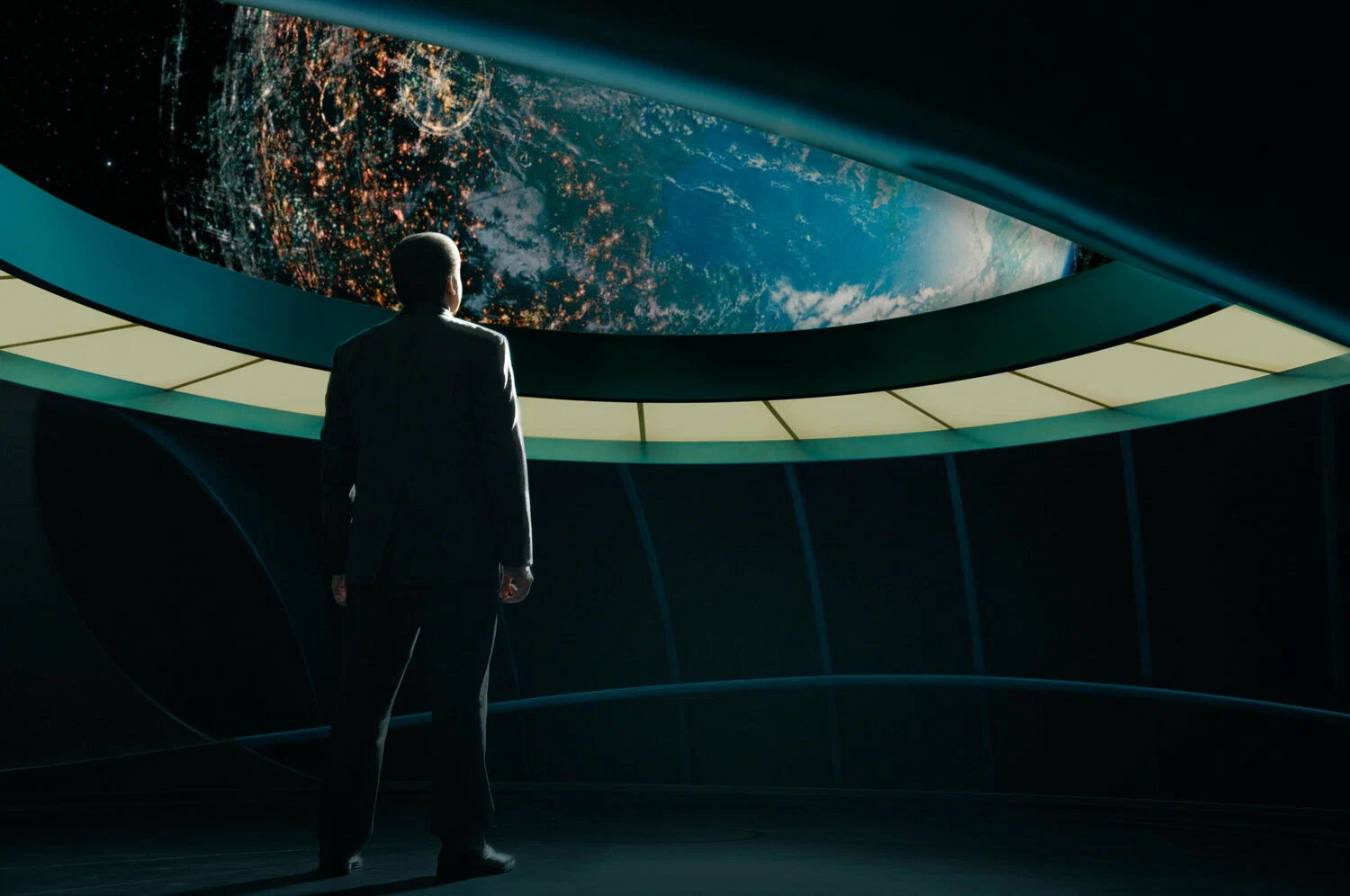 Кадр из сериала «Космос: пространство и время». Человек смотрит на Землю из космоса