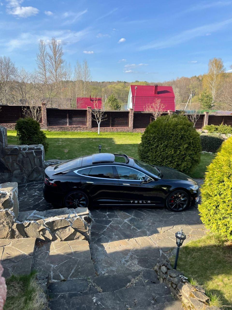 Новый автомобиль Tesla на дачном участке