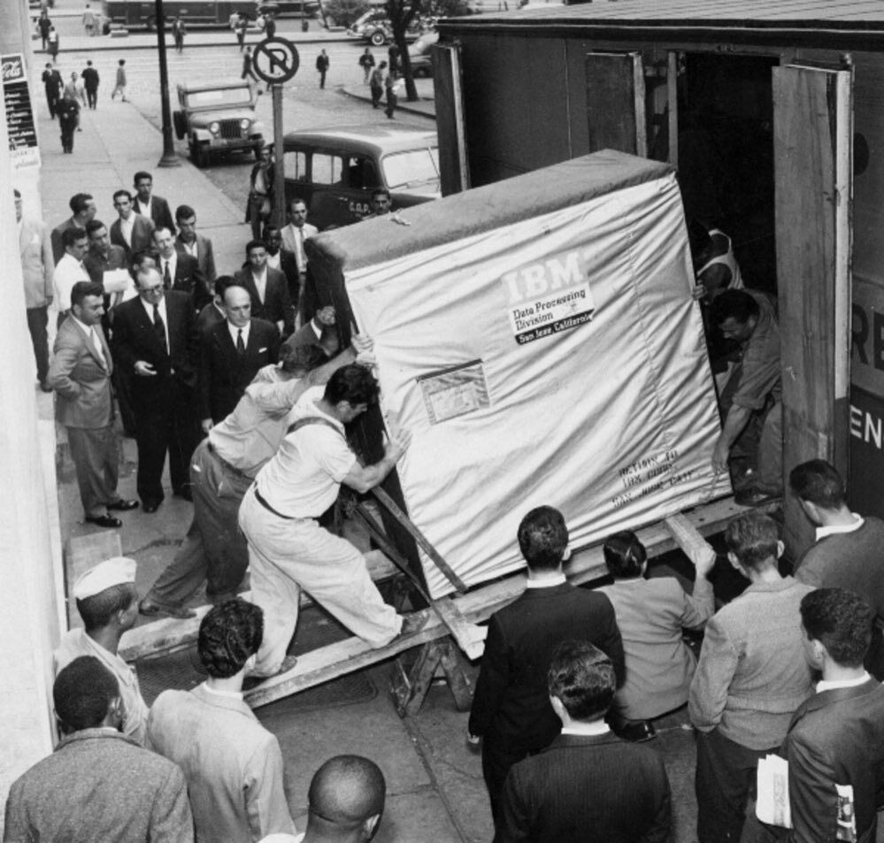 Погрузка жесткого диска компании IBM, 1954 год