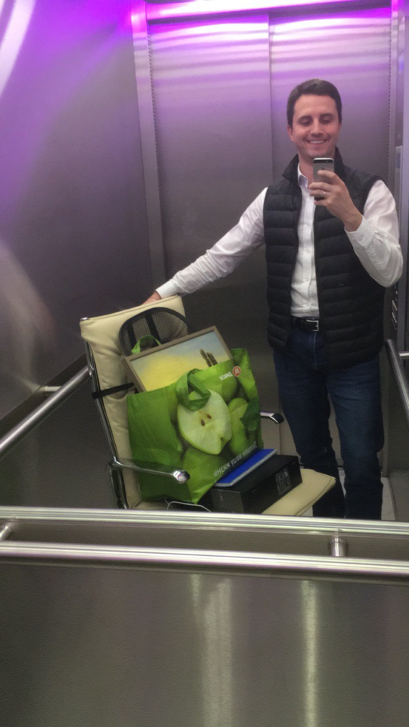 Спикер в лифте с вещами уходит с работы