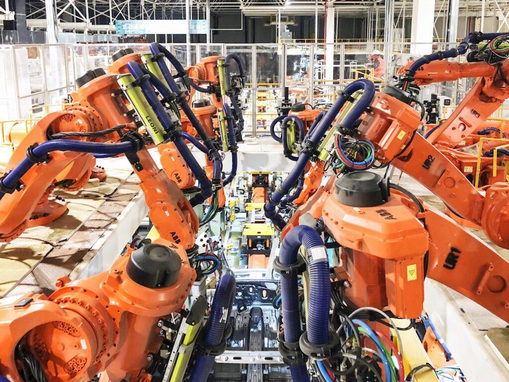 Роботы от компании ABB собирают автомобиль на заводе