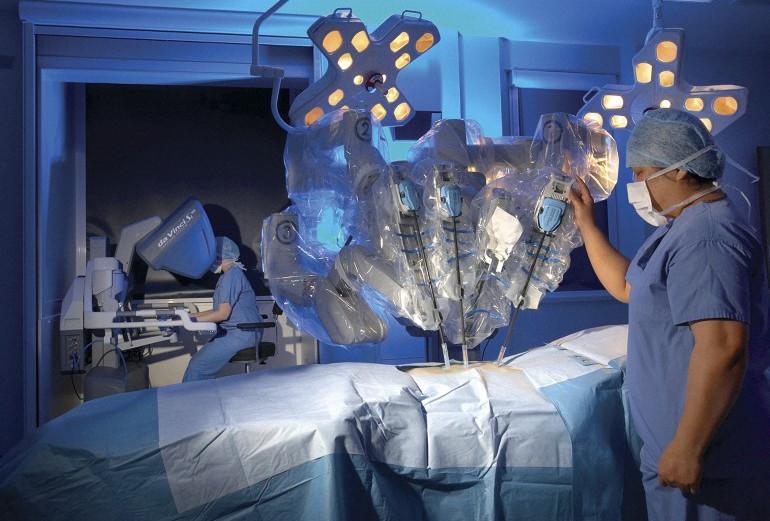 Робот помогает хирургам на операции
